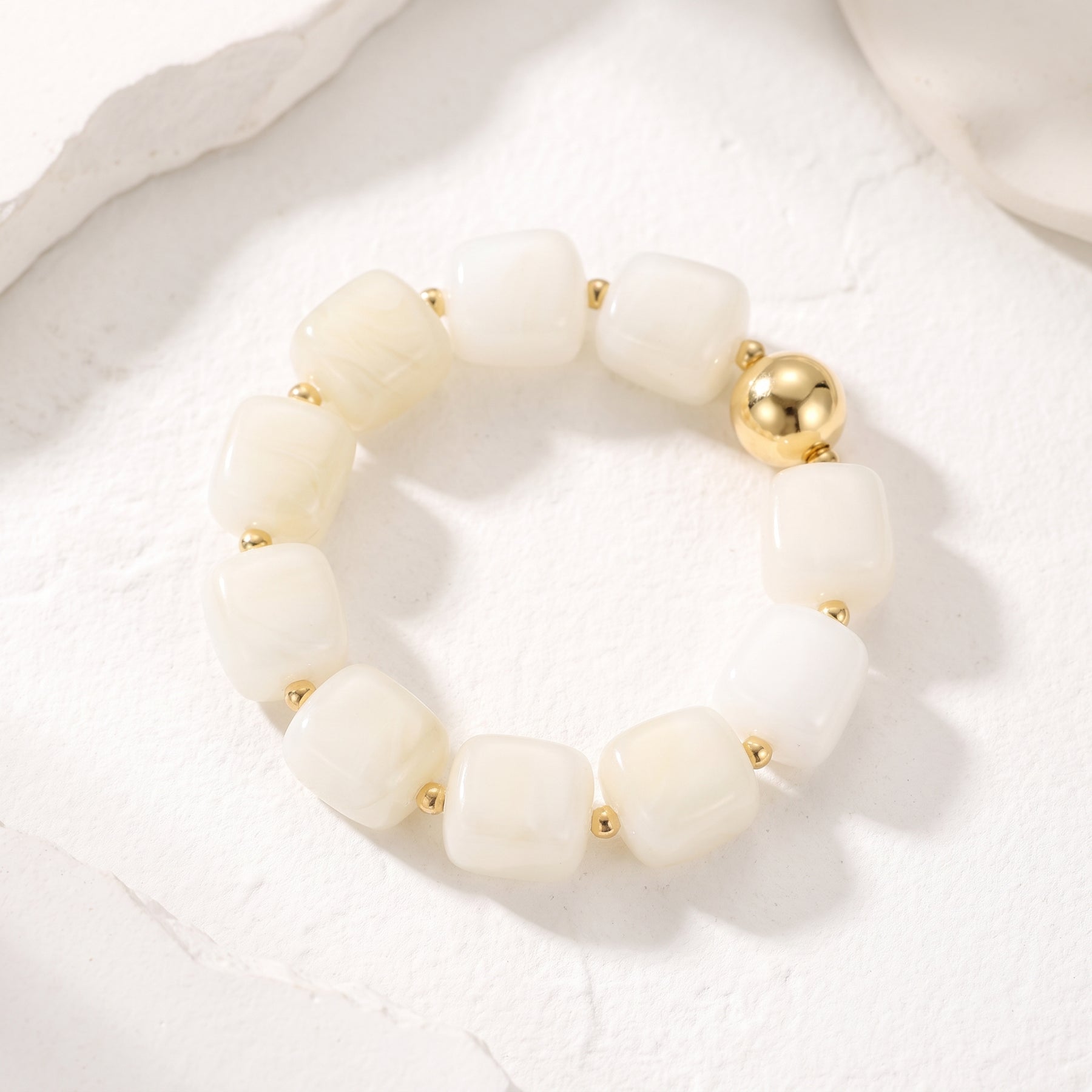 Pulseira volumosa marfim iluminado pela lua