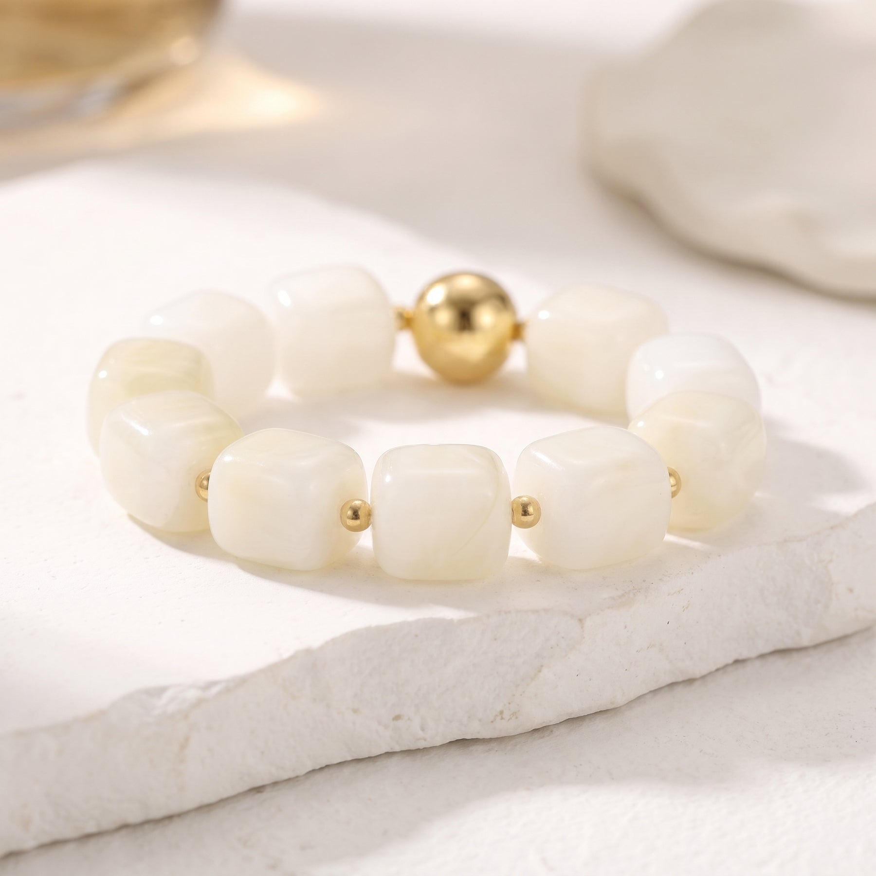 Pulseira volumosa marfim iluminado pela lua