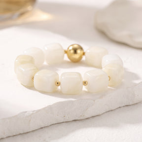 Pulseira volumosa marfim iluminado pela lua