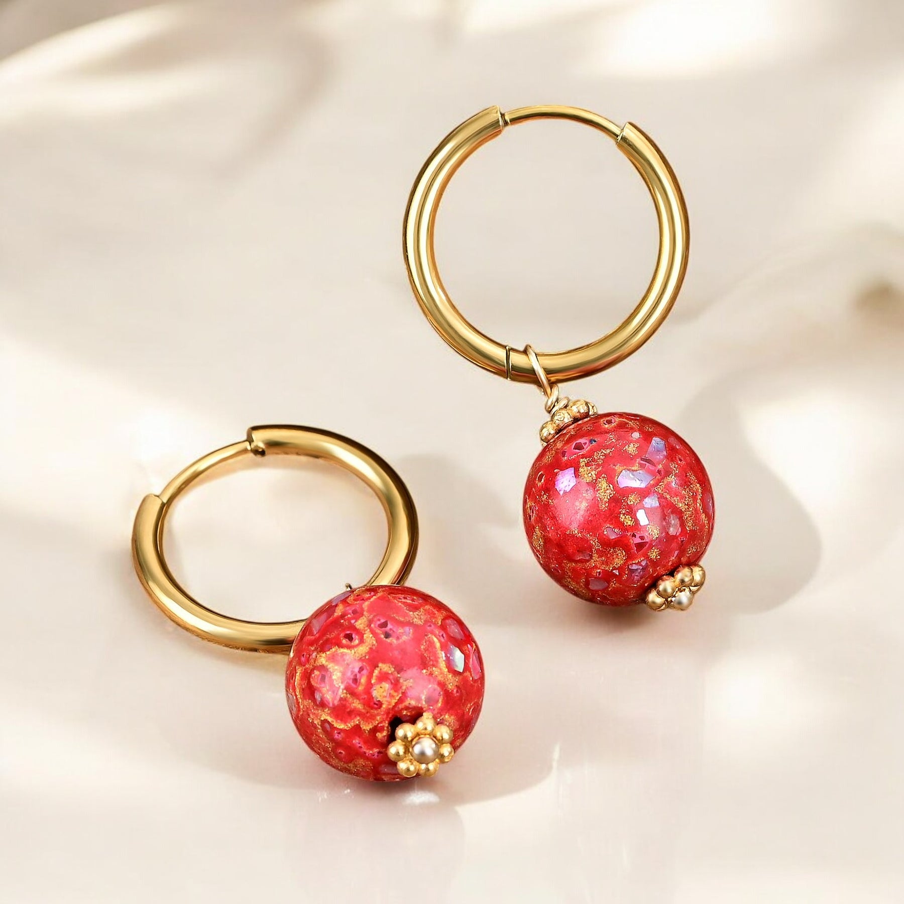 Brincos de Argola com Esferas Salpicadas Crimson Orbit