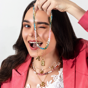 Colar inicial com letras de bolhas douradas brilhantes