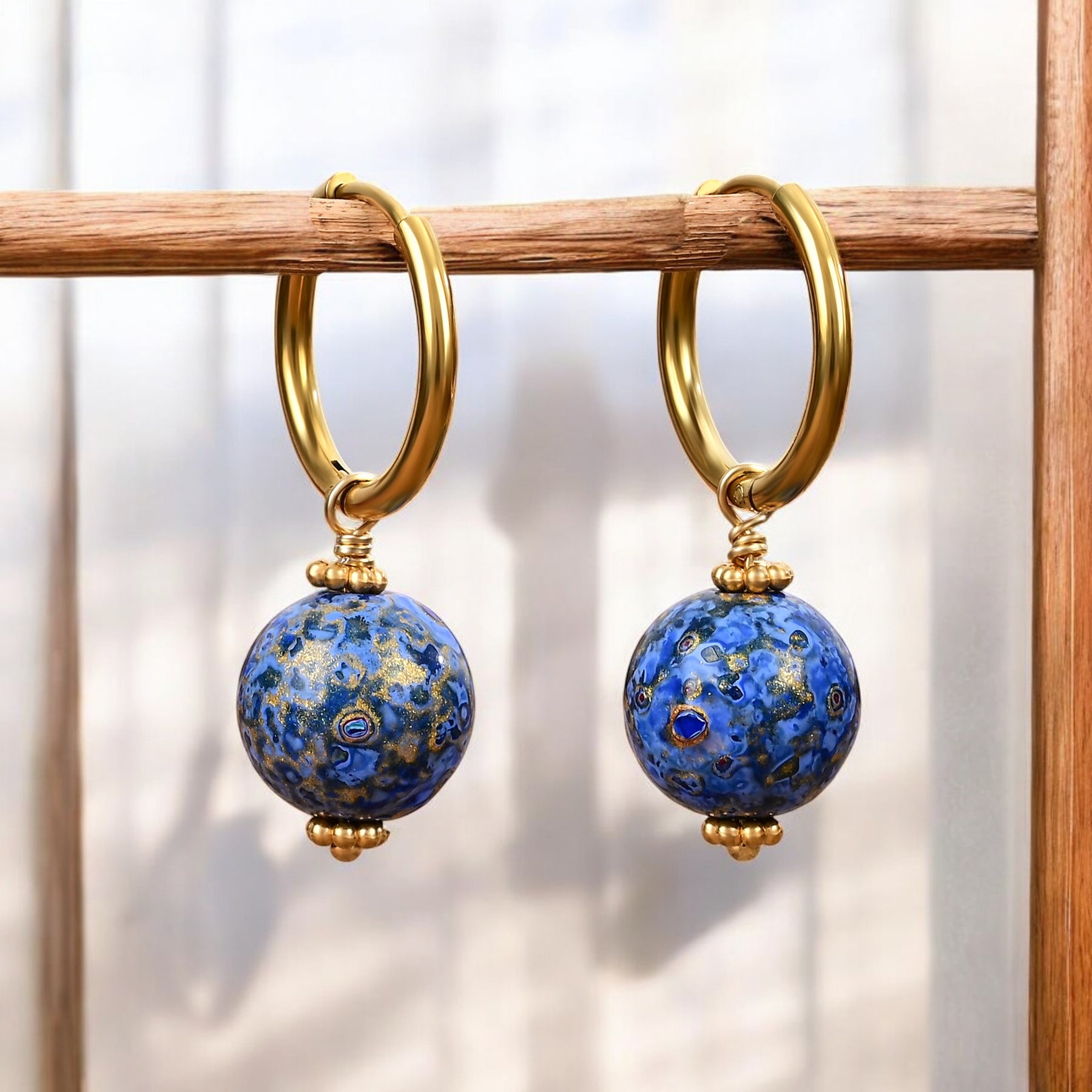 Brincos de Argola com Orbe Salpicado Sapphire Sky