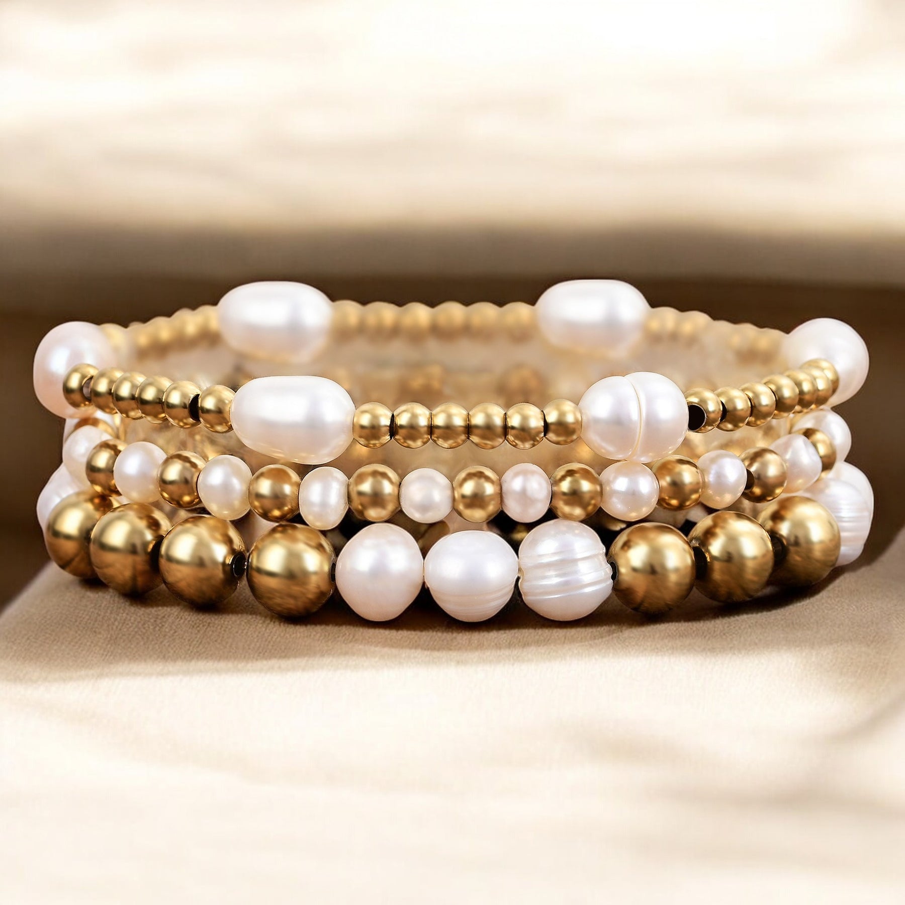 Conjunto de pulseiras de pérolas de água doce douradas