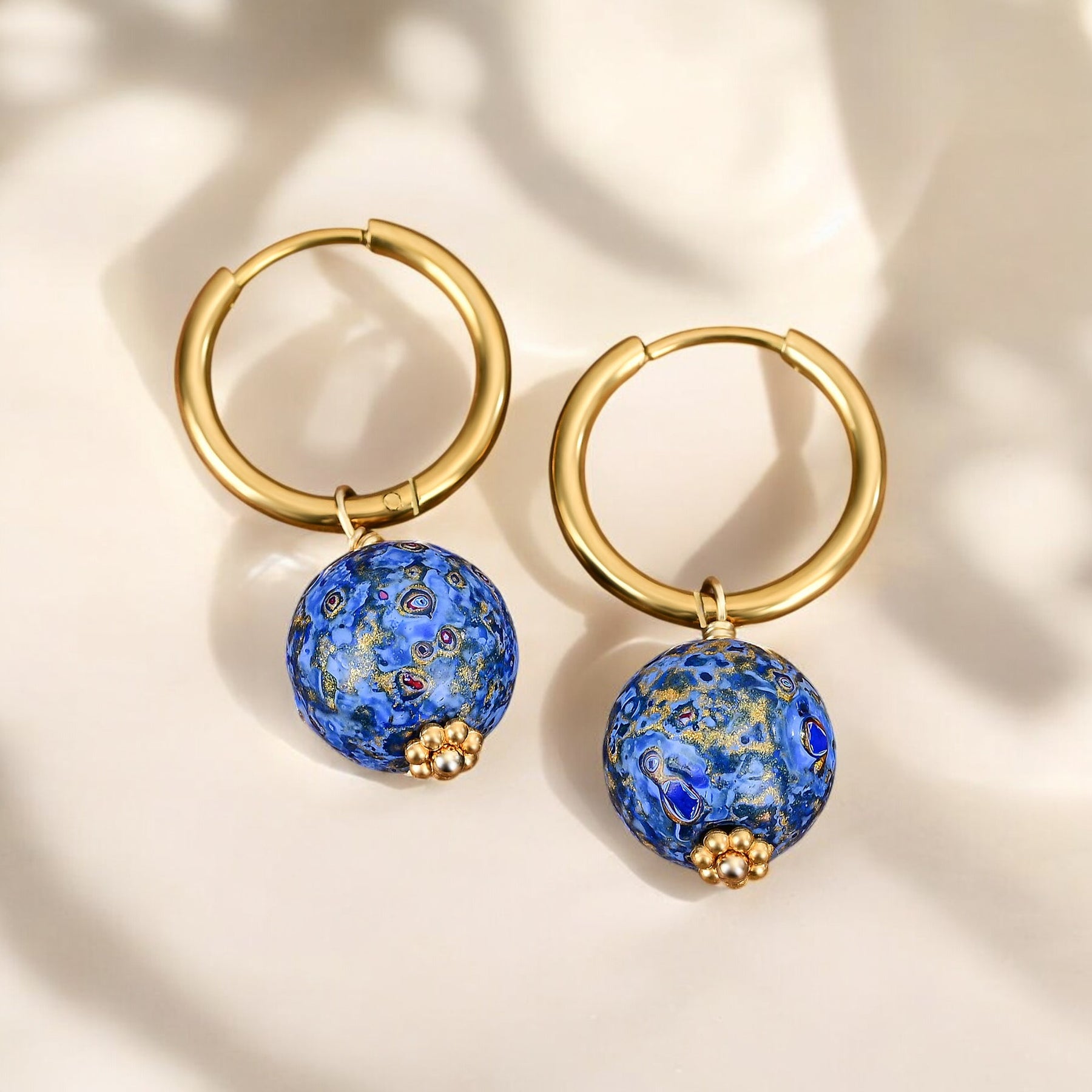 Brincos de Argola com Orbe Salpicado Sapphire Sky
