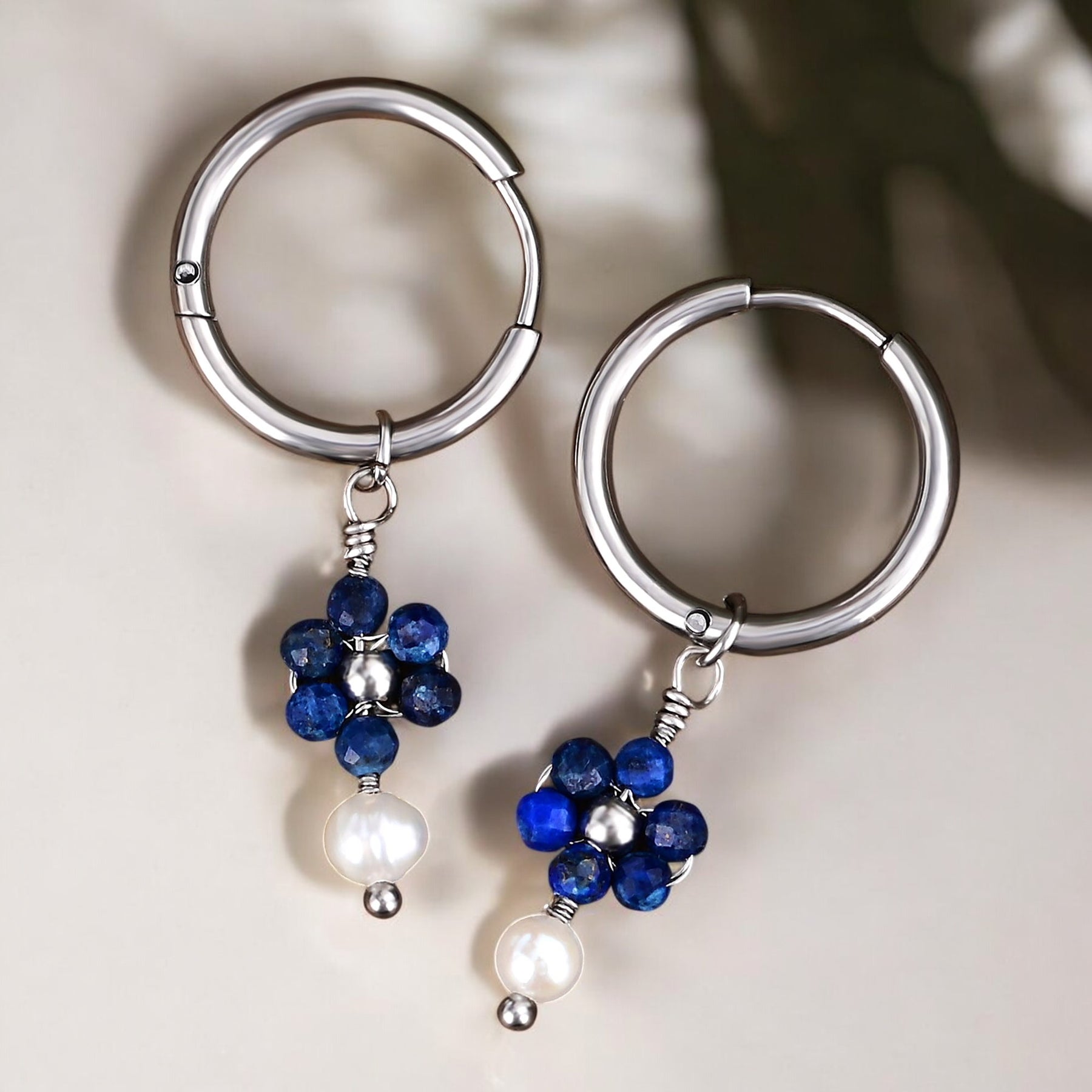 Brincos de Argola com Lápis-Lazúli Prateado e Flor de Pérola