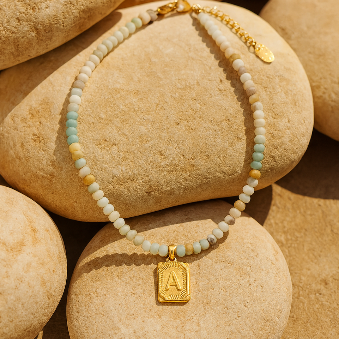 Colar com pendente de letra inicial em amazonite