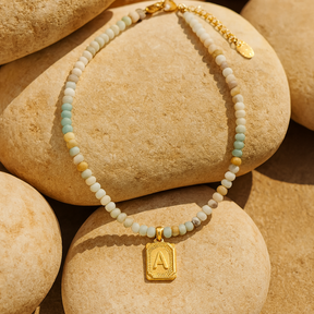 Colar com pendente de letra inicial em amazonite