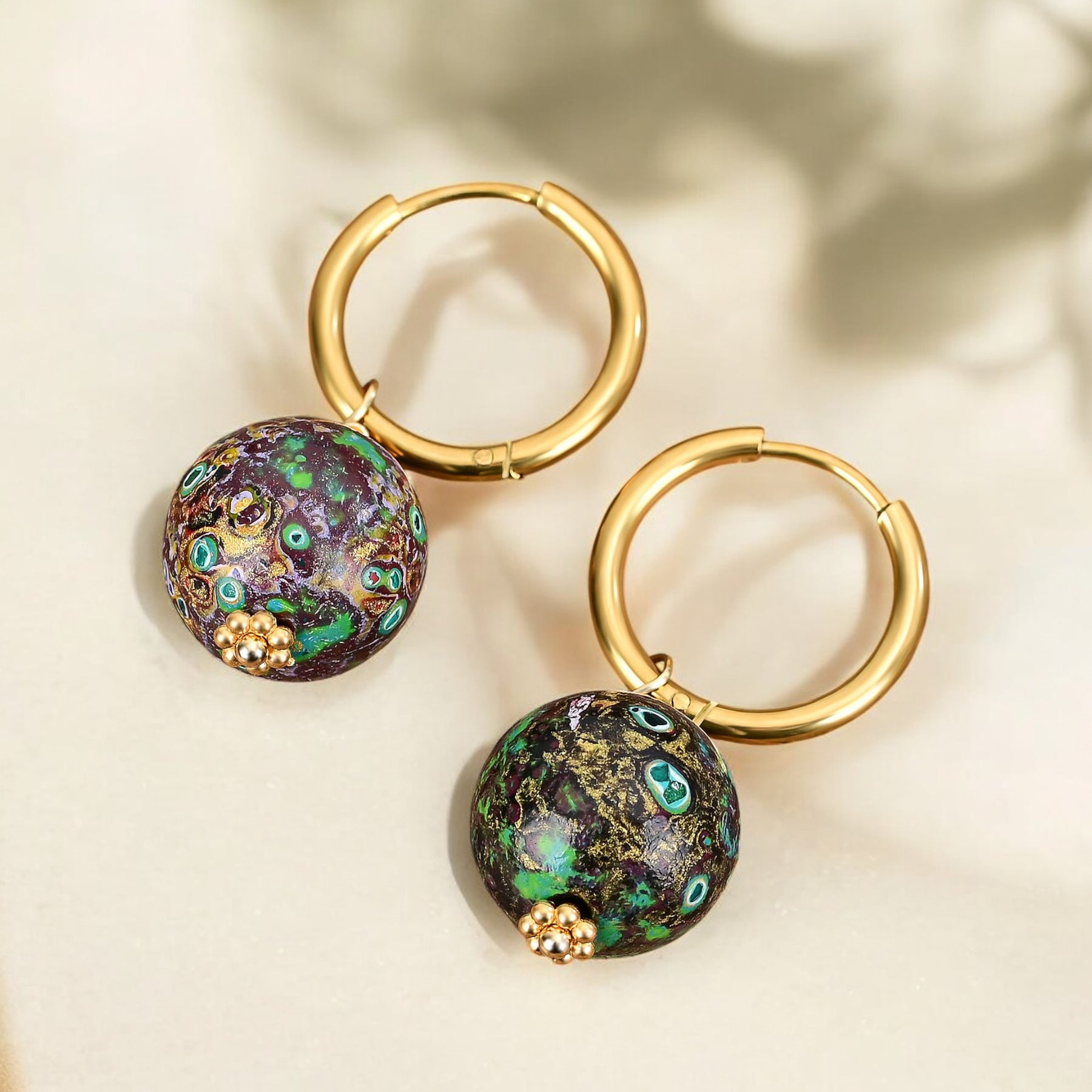 Brincos de Argola com Orbe Salpicado Eclipse Esmeralda