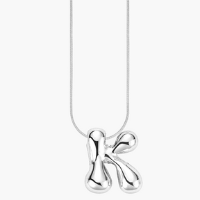 Colar inicial com letras de bolhas douradas brilhantes