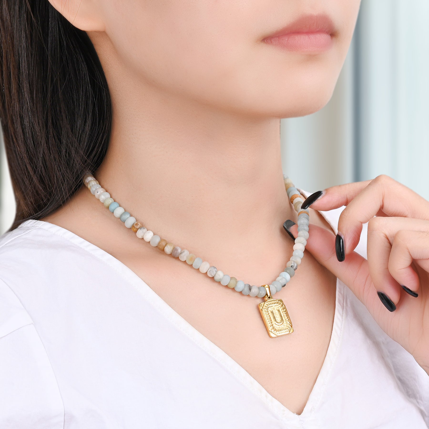 Colar com pendente de letra inicial em amazonite