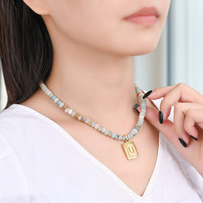 Colar com pendente de letra inicial em amazonite