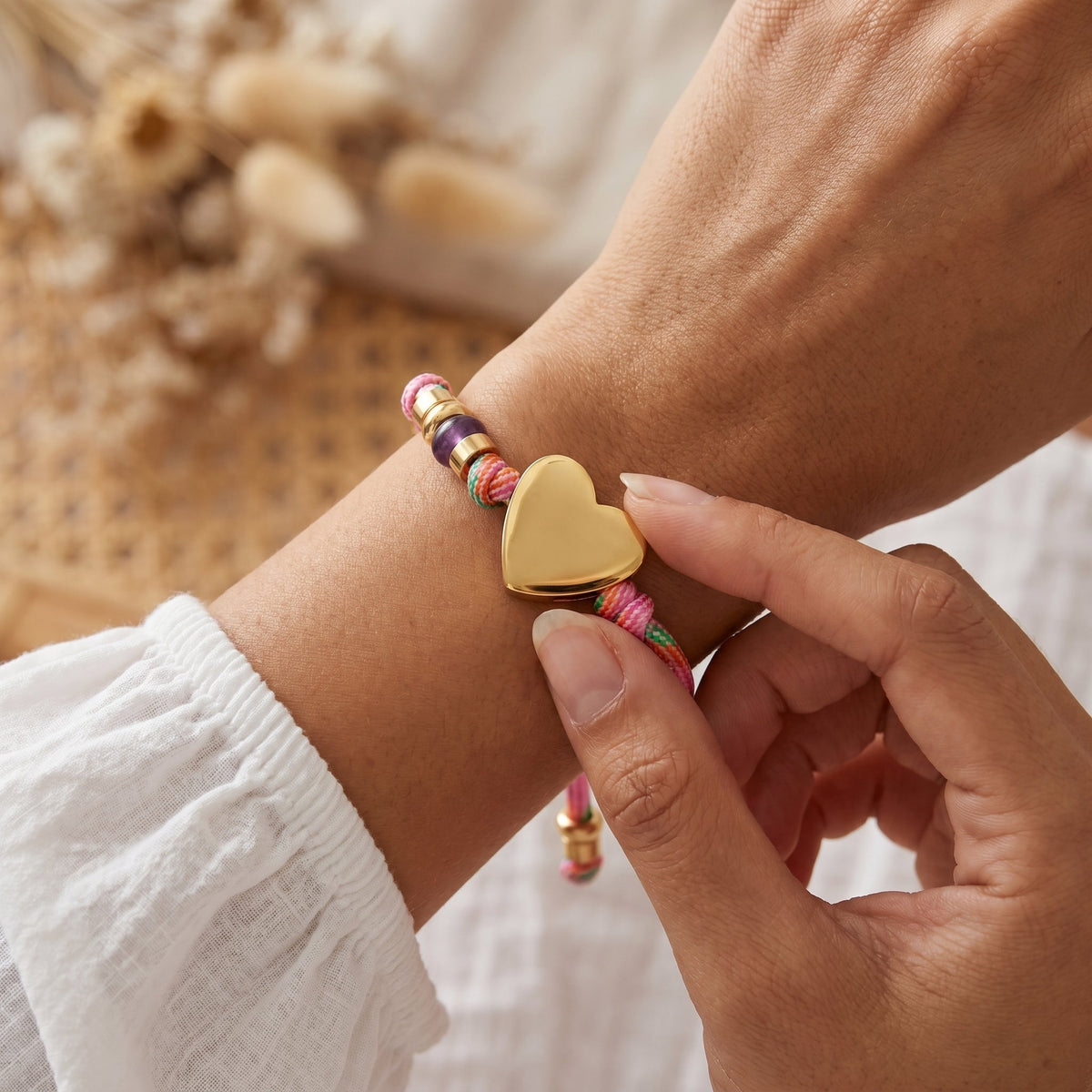 Pulseira de cordão com nó do amor