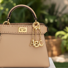 Porta-chaves e pendente para mala com letra inicial em balão