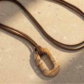 Colar Serenidade Pedra de Imagem em Camurça
