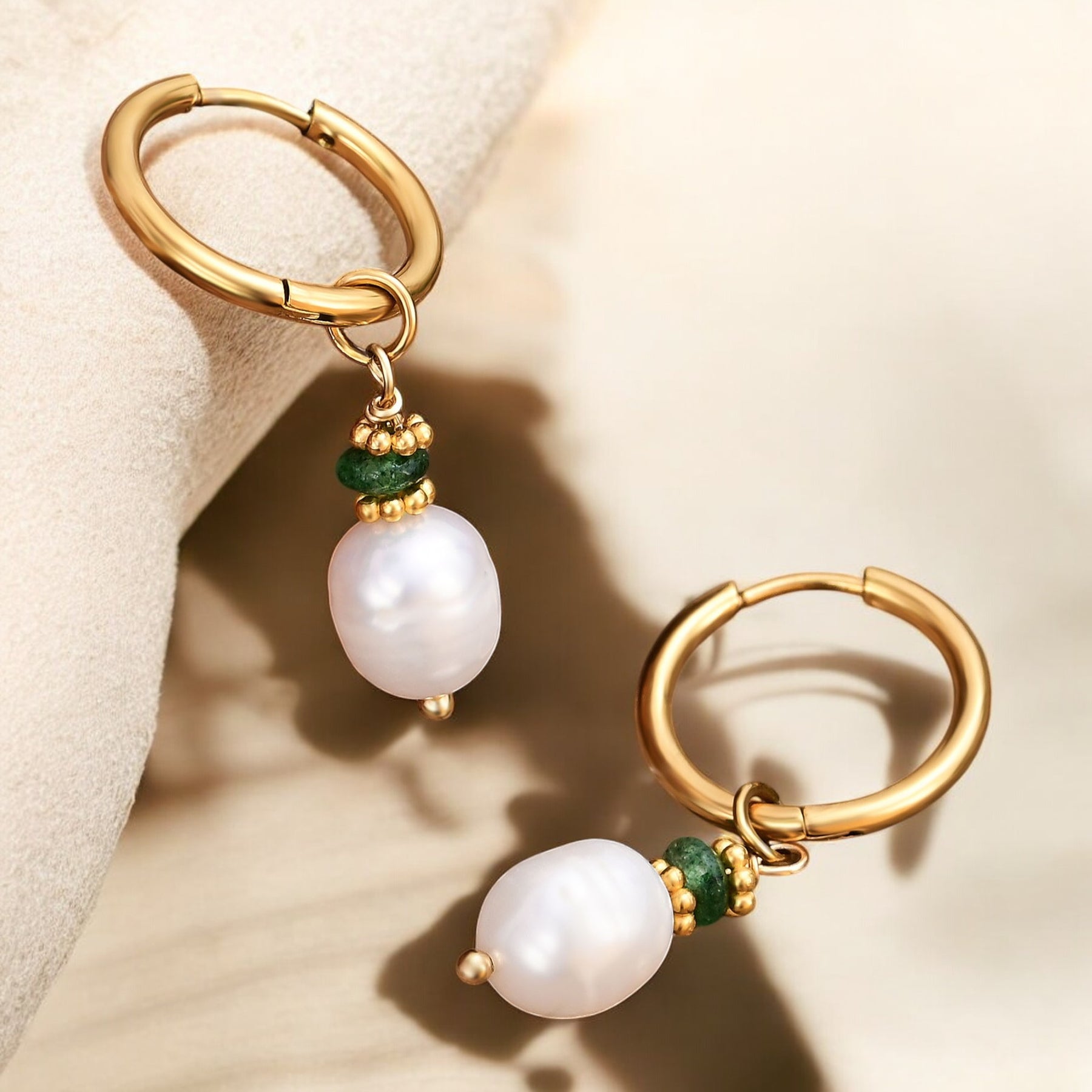 Brincos de Argola com Pérola Dourada Grace e Ágata Verde